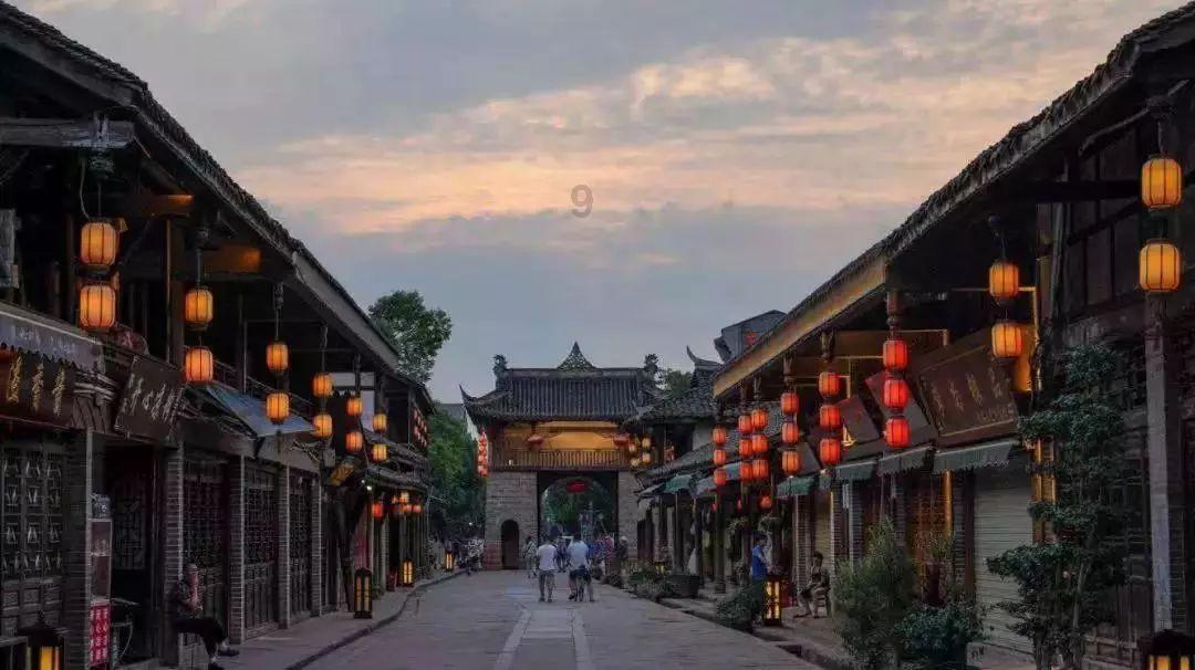 救援爱图画的男孩